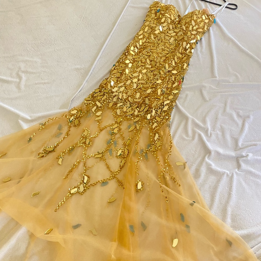 Tiffany long crystal dress size 0 never worn because it’s too small for me.